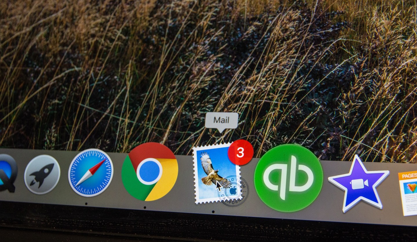 MacBook menu with red icon showing 3 unread emails MacBook menu with red icon showing 3 unread emails
